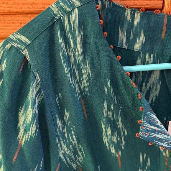 NWT 🌸 J. Jill Teal and white Patterned Blouse Size Medium - Picture 2 of 10